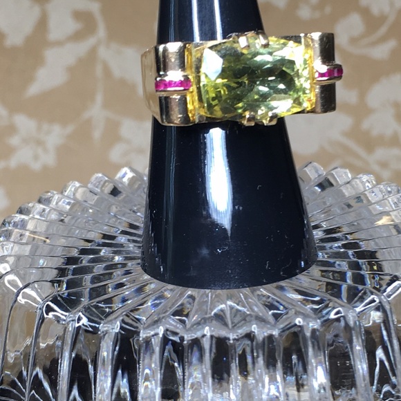 Elegant 14k Gold Gemstone Ring with a beautiful faceted Peridot & Rubies - Picture 2 of 16